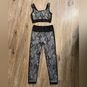 Fabletics workout set - leggings and sports bra